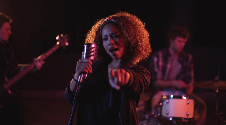 Artista femenina realizando una presentación.