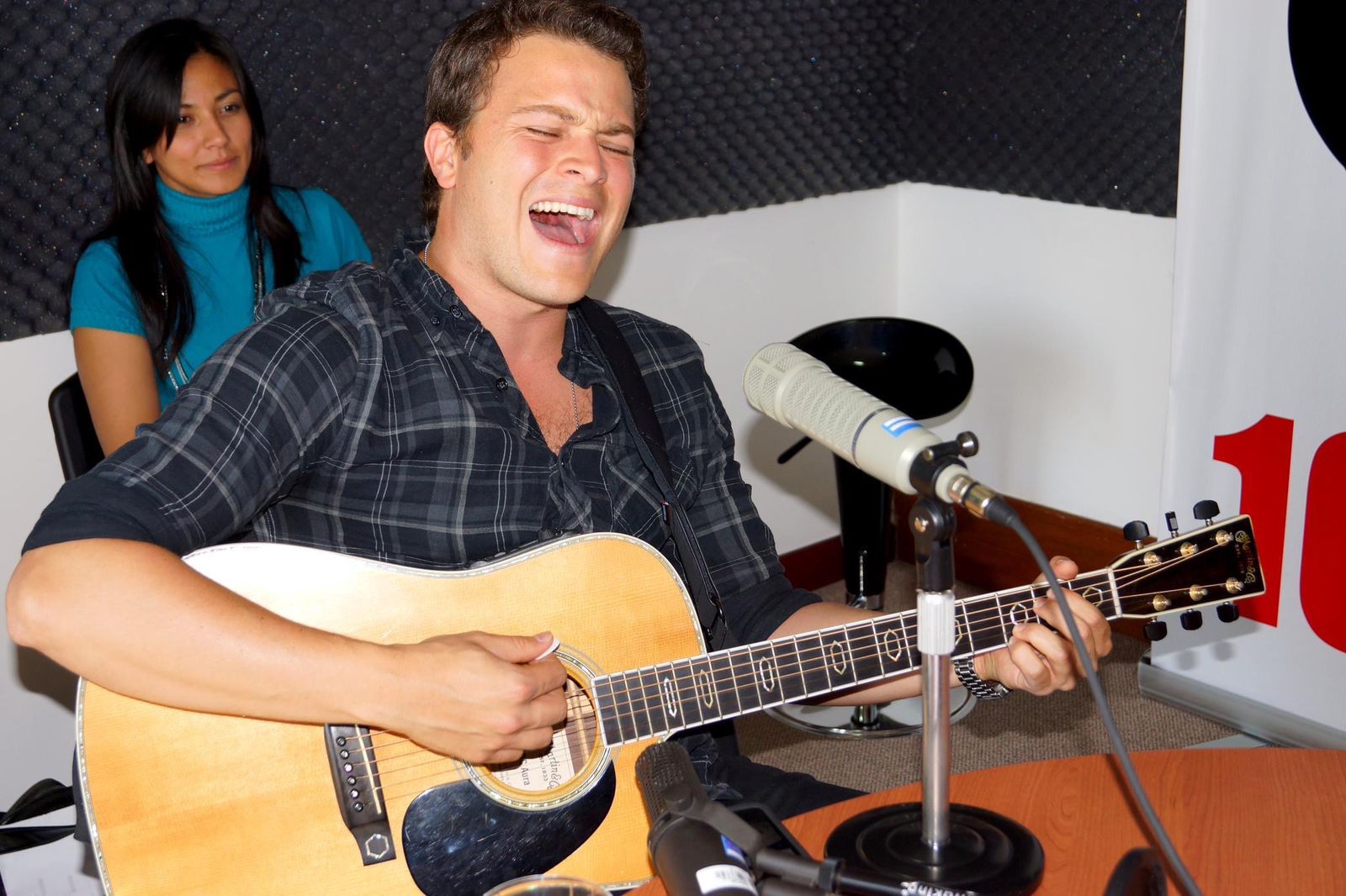 Presentación artística en una radio