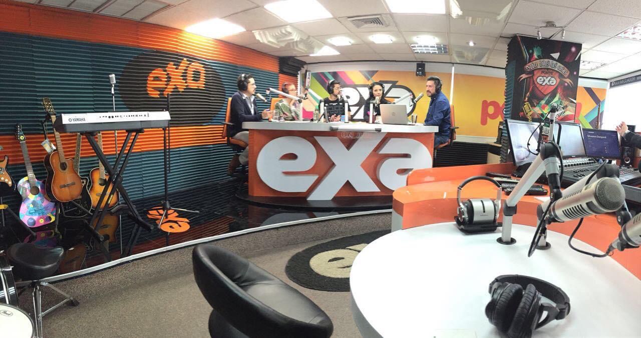 Locutor entrevistando a un artista en estación de radio.